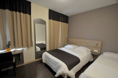 CHAMBRE CONFORT TRIPLE AVEC UN LIT 140 X 190 et UN LIT 90 X 180 SDB DOUCHE WC